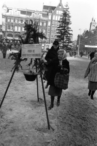 Kerstpot van het Leger des Heils op de Dam in Amsterdam, Bestanddeelnr 931-8612