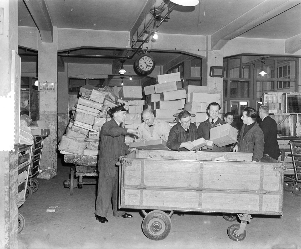 Kerstpakkettendrukte Centraal Station Amsterdam glasnegtief, Bestanddeelnr 906-2080