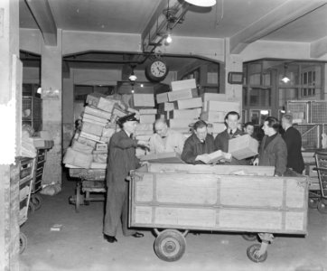 Kerstpakkettendrukte Centraal Station Amsterdam glasnegtief, Bestanddeelnr 906-2080