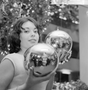 Kerstmis nadert jonge vrouw toont grote kerstballen, Bestanddeelnr 918-5562 photo