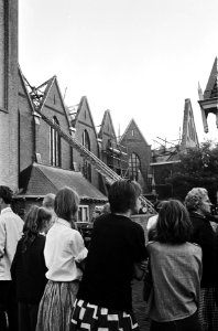 Kerkbranden in Zuid Holland , brandweerlieden brengen de klokken van het carillo, Bestanddeelnr 916-5360