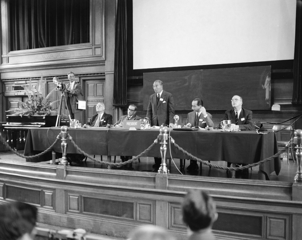 Kernenergievoorlichtingsconferentie. Van links naar recht W. A. de Haas , prof. , Bestanddeelnr 908-7121