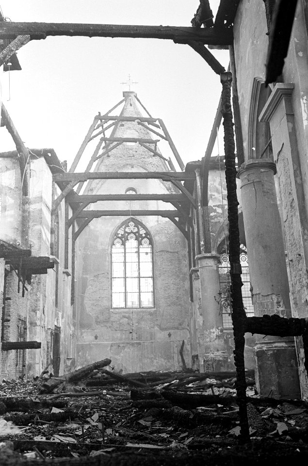 Kerkbranden in Zuid Holland , brandweerlieden brengen de klokken van het carillo, Bestanddeelnr 916-5361