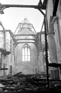 Kerkbranden in Zuid Holland , brandweerlieden brengen de klokken van het carillo, Bestanddeelnr 916-5361