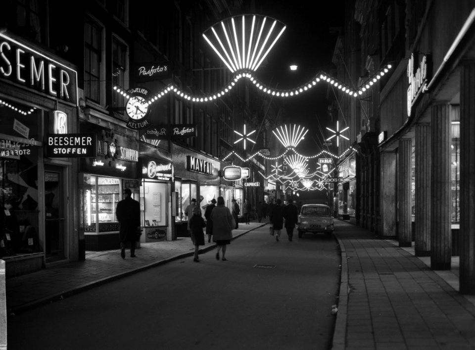 Kerstversiering te Amsterdam, Kalverstraat, Bestanddeelnr 914-6066
