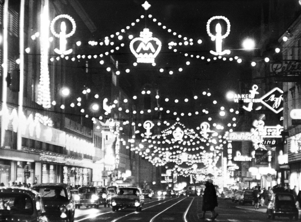 Kerstverlichting Mariahlferstrasse te Wenen, Bestanddeelnr 925-2436 (cropped)