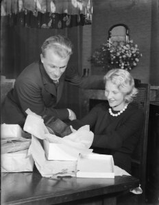 Kerstmis een echtpaar krijgt een klok. De modellen Eva Waldschmidt en Grummels , Bestanddeelnr 189-0910