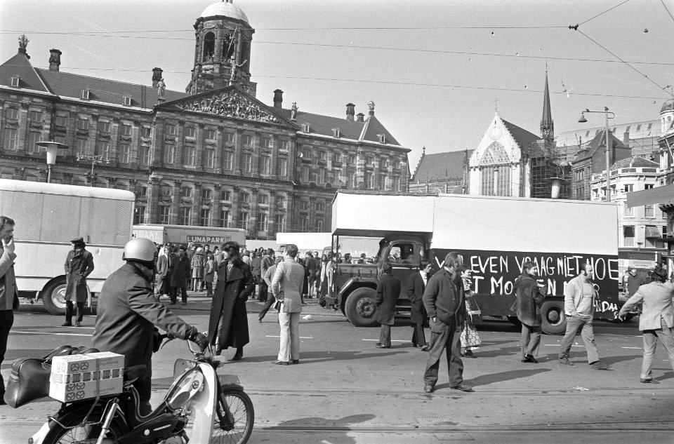 Kermisexploitanten protesteren op de Dam te Amsterdam tegen slechte woonomstandi, Bestanddeelnr 925-4524