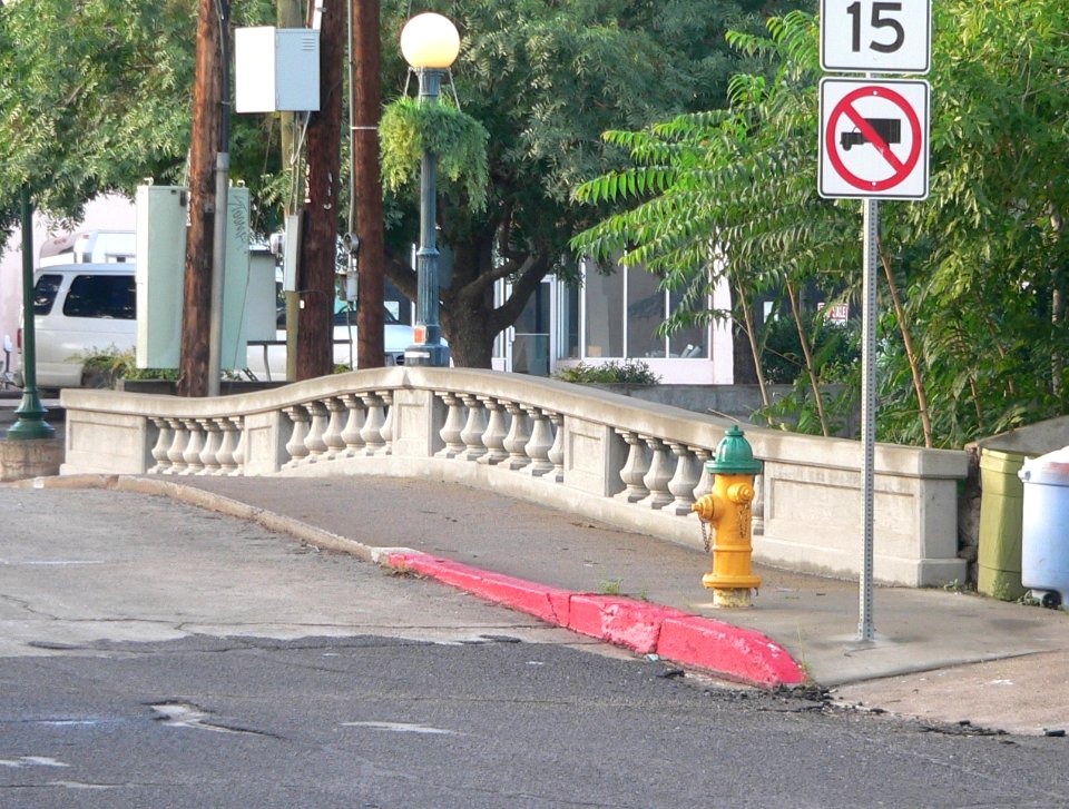 Keystone Ave Bloody Tanks bridge US railing 2