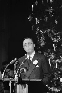 Kerstviering door Koninklijke familie met personeel, Prins Bernhard tijdens kers, Bestanddeelnr 911-8997