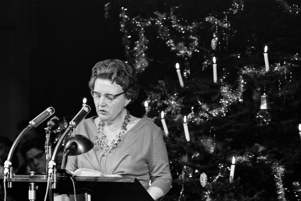 Kerstviering door Koninklijke familie met personeel, koningin Juliana leest uit , Bestanddeelnr 911-8996