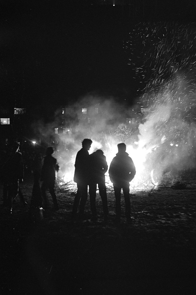 Kerstboomverbranding in Sam van Houtenstraat Amsterdam, Bestanddeelnr 920-9658