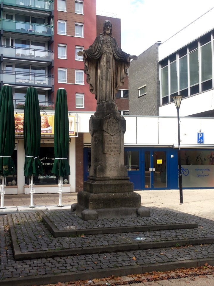 Kerkrade-Heilig Hartbeeld (4)