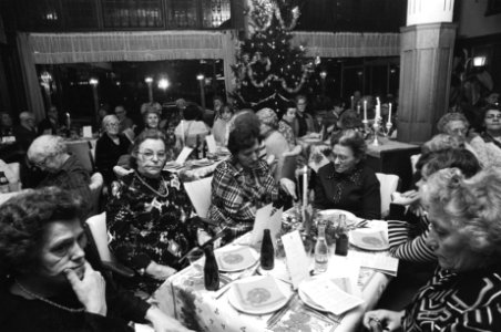 Kerstdiner Leger des Heils voor bejaarden in Schiller, Amsterdam, Bestanddeelnr 929-4920