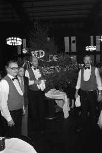 Kerstboom voor personeel restauratie van Amsterdams Centraal Station door reizig, Bestanddeelnr 931-8693