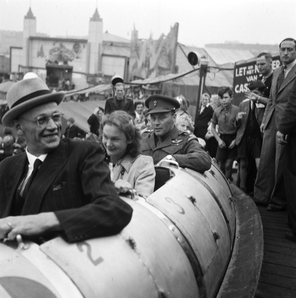 Kermis Bezoekers in een rups, Bestanddeelnr 900-7641