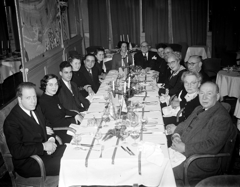 Kerstdiner mevrouw Rooselaar Amstel 194. Groepje diner Pays Bas te Utrecht, Bestanddeelnr 903-1601