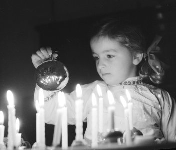 Kerstmis 1965, kind bij kaarsjes, Bestanddeelnr 918-5911