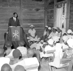 Kerkdienst van de Evangelische Broedergemeente in Langetabbetje in Suriname, Bestanddeelnr 252-6721