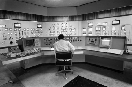 Kernenergiecentrale te Dodewaard overzicht van de panele met meters e.d. in de c, Bestanddeelnr 922-1490