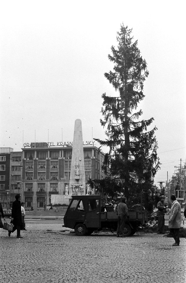 Kerstboom geplaatst op Dam Amsterdam, Bestanddeelnr 925-2112
