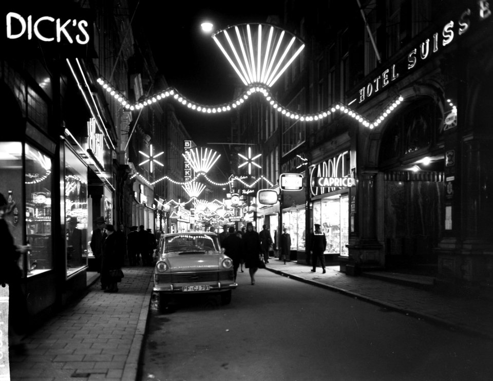 Kerstversiering te Amsterdam, Kalverstraat, Bestanddeelnr 914-6067