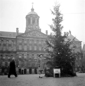 Kerstpot van het Leger des Heils voor het Paleis op de Dam te Amsterdam., Bestanddeelnr 901-2562