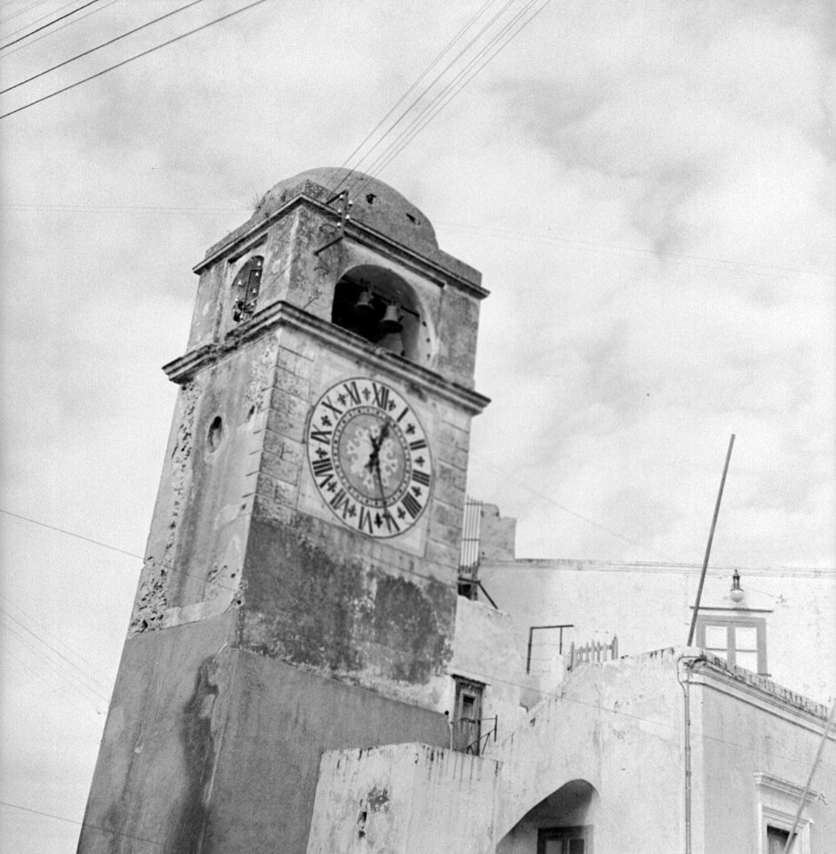 Kerktoren met wijzerplaat en klokken in Anacapri, Bestanddeelnr 252-0059