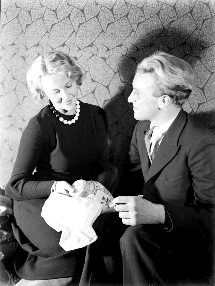 Kerstmis een echtpaar. Model Eva Waldschmidt poseert met model Grummels, Bestanddeelnr 189-0901