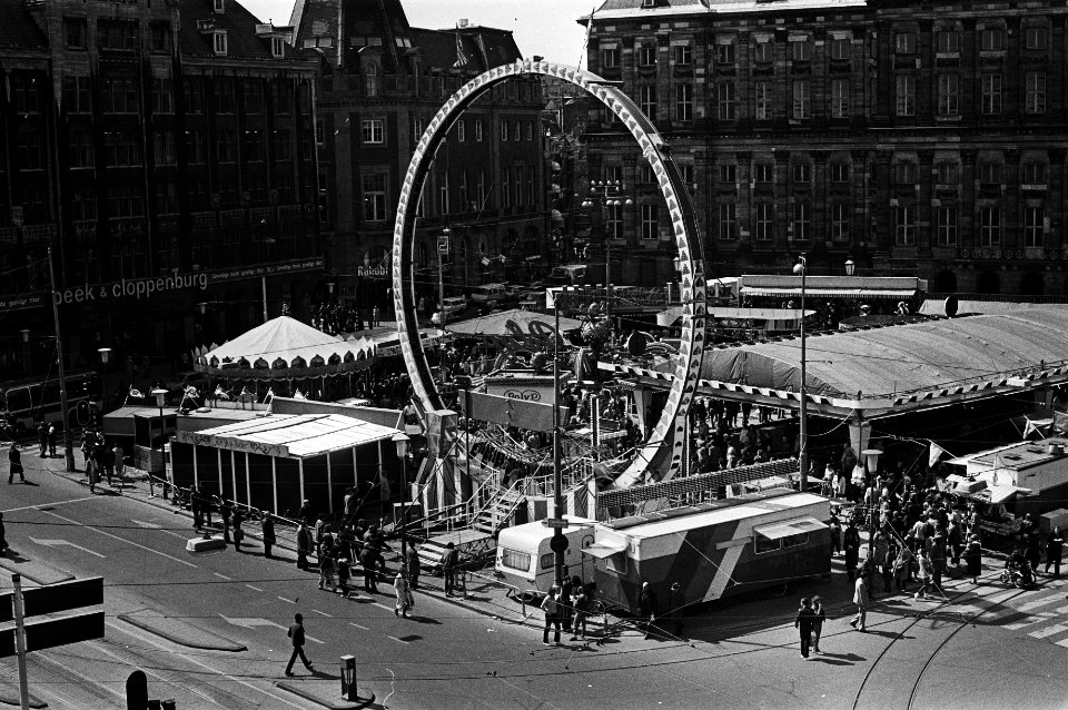 Kermis op de Amsterdamse Dam, kermis met op achtergrond het Paleis en de Nieuwe , Bestanddeelnr 931-4474