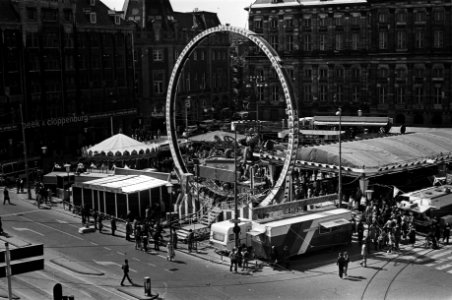 Kermis op de Amsterdamse Dam, kermis met op achtergrond het Paleis en de Nieuwe , Bestanddeelnr 931-4474
