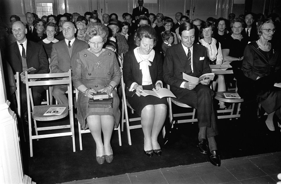 Kerstfeest Konkinklijk Huis te Den Haag . De prinsessen Beatrix, Margriet en Chr, Bestanddeelnr 920-9467