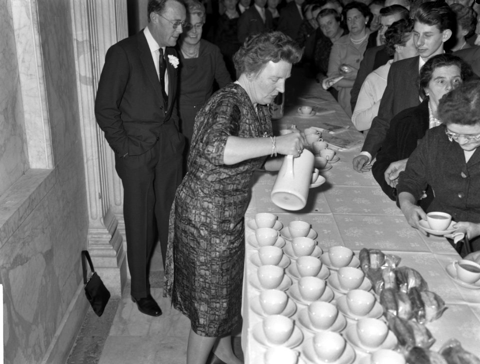 Kerstfeest van het koninklijk gezin met het personeel in Amsterdam Koningin Jul, Bestanddeelnr 913-3345
