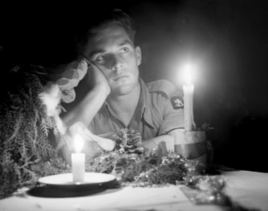 Kerststemming. Portret van een soldaat, bij kaarslicht, Bestanddeelnr 10622