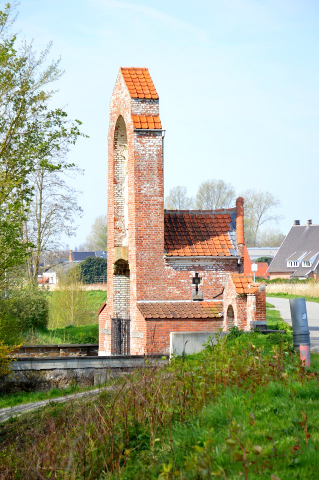 Kerkhof van de Zusters Apostolinnen van de Heilige Jozef van Wetteren, zijaanzicht