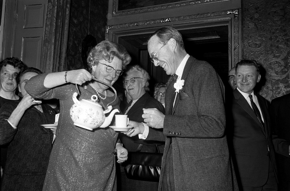 Kerstfeest op het Loo, koningin Juliana schenkt prins Bernhard een kopje in, Bestanddeelnr 918-5968