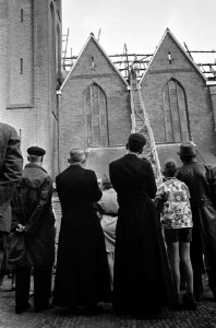 Kerkbranden in Zuid Holland , Rooms Katholieke geestelijken bekijken het trieste, Bestanddeelnr 916-5356