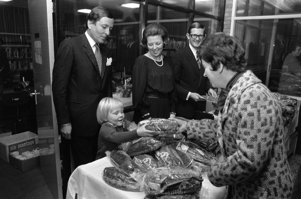 Kerstsfeer Koninklijke familie te Uddel, Prins Willem Alexander deelt kerstbrode, Bestanddeelnr 925-2592