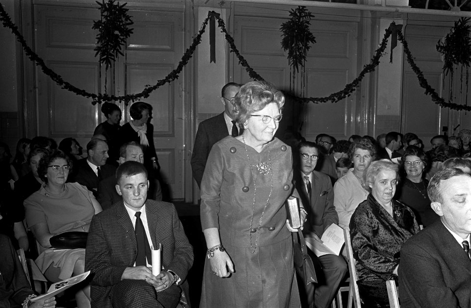 Kerstfeest Konkinklijk Huis te Den Haag . De prinsessen Beatrix, Margriet en Chr, Bestanddeelnr 920-9464