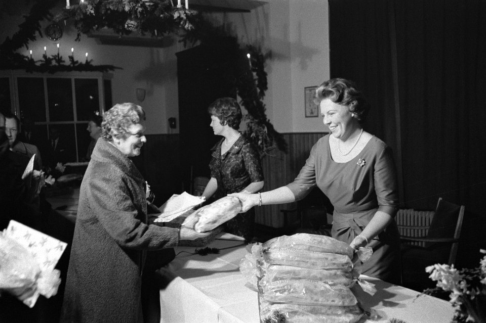 Kerstviering door Koninklijke familie met personeel, Prinses Beatrix en Prinses , Bestanddeelnr 911-8993