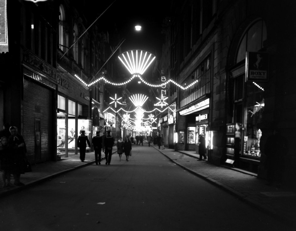 Kerstversiering te Amsterdam, Kalverstraat, Bestanddeelnr 914-6070