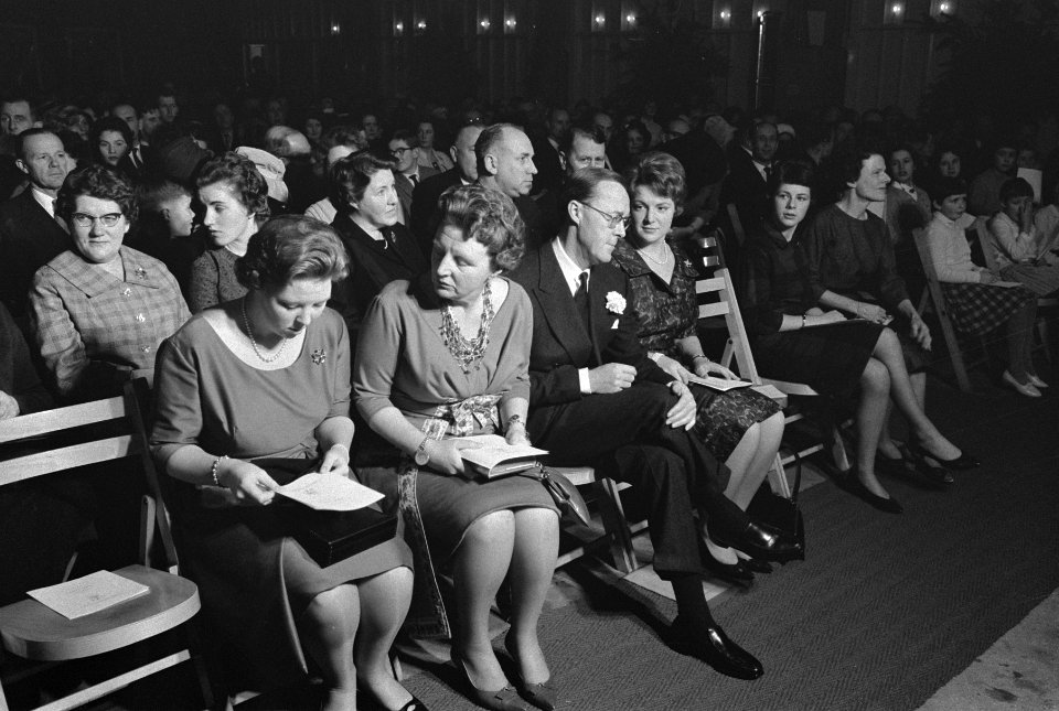 Kerstviering door Koninklijke familie met personeel, Koninklijke familie tijdens, Bestanddeelnr 911-8991