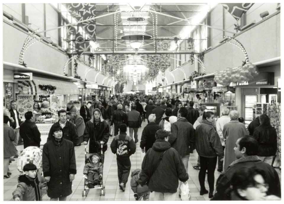 Kerstdrukte in het winkelcentrum Schalkwijk. NL-HlmNHA 54036500