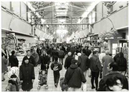 Kerstdrukte in het winkelcentrum Schalkwijk. NL-HlmNHA 54036500