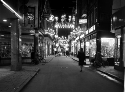 Kerstversiering te Amsterdam, Kalverstraat, Bestanddeelnr 914-6073