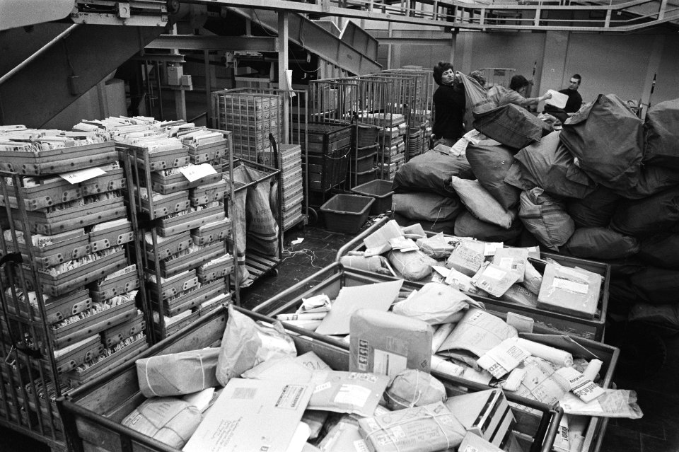 Kerstdrukte bij PTT grote hoeveelheden pakjes en brieven op hoofdpostkantoor in, Bestanddeelnr 928-9469