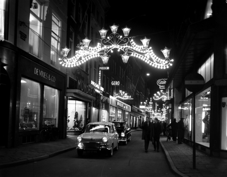 Kerstversiering te Amsterdam, Kalverstraat, Bestanddeelnr 914-6071