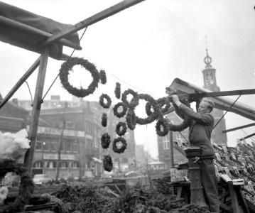Kerstbomenmarkt op Singel te Amsterdam, kerstkransen, Bestanddeelnr 910-8548