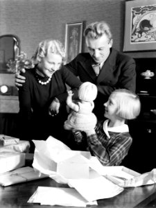 Kerstmis een meisje krijgt een pop, Van de Polls stiefdochter Renée poseert met, Bestanddeelnr 189-0908