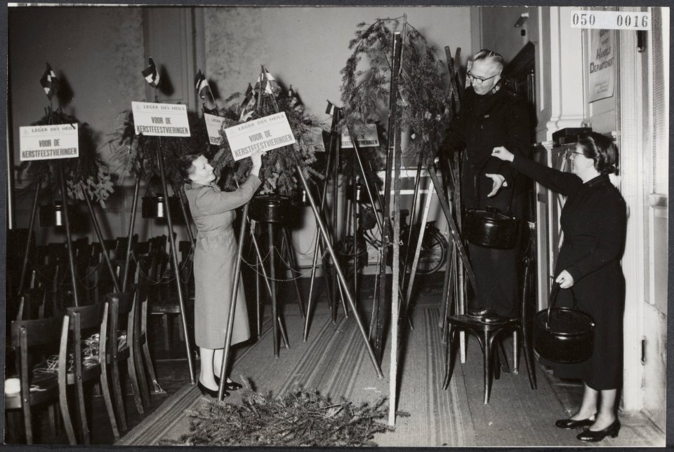 Kerstpotten van het Leger des Heils worden in gereedheid gebracht, Bestanddeelnr 050-0016